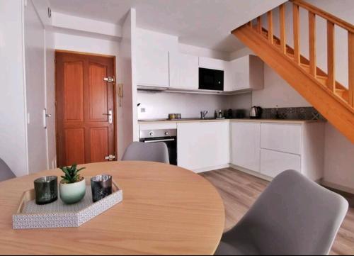 Il comprend une cuisine et une salle à manger avec une table en bois. dans l'établissement Les quatre loges n°2, à Aix-en-Provence