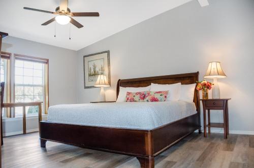 a bedroom with a bed and a ceiling fan at Peak View Corvallis - Spacious Outdoor Dining w/Fire Table - Close to Downtown & OSU in Corvallis