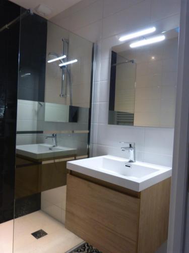 ein Badezimmer mit 2 Waschbecken und einem Spiegel in der Unterkunft Villa Ty Plad, Penmarc'h in Penmarcʼh
