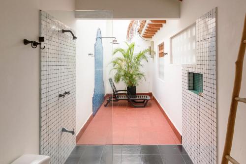 a bathroom with a toilet and a plant in it at Hotel Boutique Al Alma in Santa Fe de Antioquia