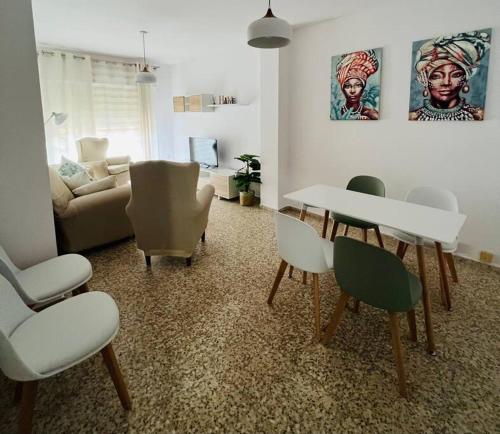 sala de estar con mesa y sillas en Apartamento Almazara, en Valencia de Alcántara