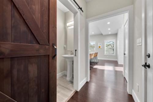 einen Flur mit einer Schiebetür und einem Waschbecken in der Unterkunft Family Friendly New Luxury Home Centrally located in Atlanta