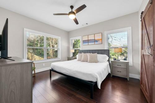 Schlafzimmer mit einem Bett und einem Deckenventilator in der Unterkunft Family Friendly New Luxury Home Centrally located in Atlanta