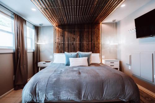 Postel nebo postele na pokoji v ubytování Swank House- Downtown Suite-Pet Friendly