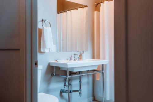 Koupelna v ubytování Swank House- Downtown Suite-Pet Friendly