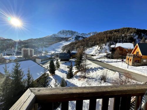 a view from a balcony of a town in the snow at Appartement Saint Patrick 1 in Vars