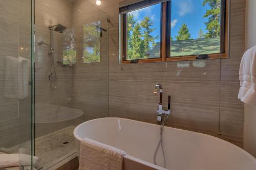Ένα μπάνιο στο Bluebird Lodge by Tahoe Getaways - 4 BR with Hot Tub, Pool Table & Lake Views