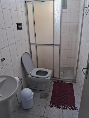a bathroom with a shower with a toilet and a sink at Apartamento em Jacaraipe ES 3 quartos in Jacaraípe