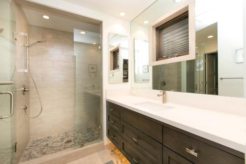 un bagno con lavandino e doccia di Beaver Lake View by Tahoe Getaways - Pet Friendly 3 BR with Hot Tub, Wood Fireplace & Close to Skiing a Kings Beach