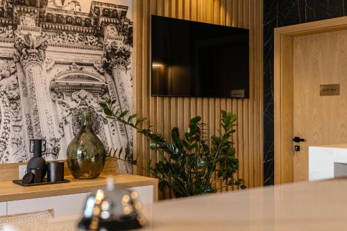 Hotel Branco Timisoaraにあるテレビまたはエンターテインメントセンター