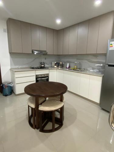 A kitchen or kitchenette at Departamento tres dormitorios