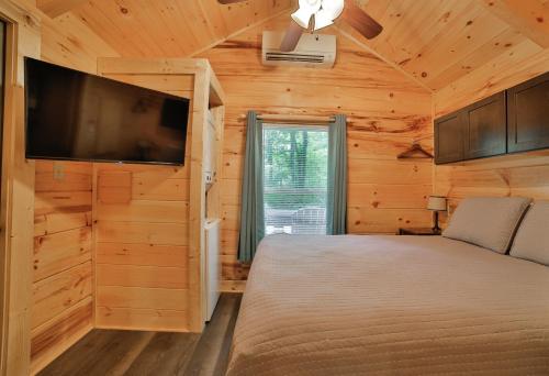 Postel nebo postele na pokoji v ubytování Thomas Cabin Forest Tiny Cabin With Hot Tub