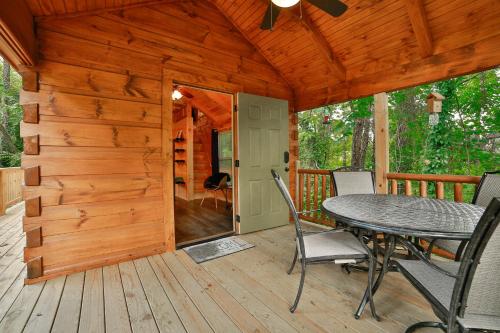 Fotografie z fotogalerie ubytování Thomas Cabin Forest Tiny Cabin With Hot Tub v destinaci Chattanooga