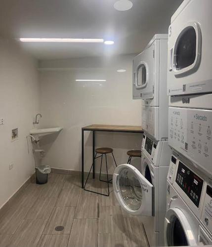 una lavanderia con lavatrici e tavolo di Urban Manizales 603 a Manizales