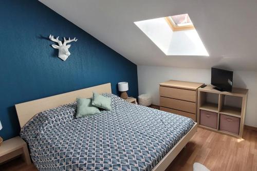 een slaapkamer met een bed en een dakraam bij Appartement Duplex T3 6 personnes les Orres 1800 Tout Confort Pied des Pistes in Les Orres