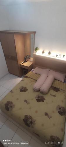 CITRA INN في Teko: غرفة بسريرين مع سجادة على الأرض