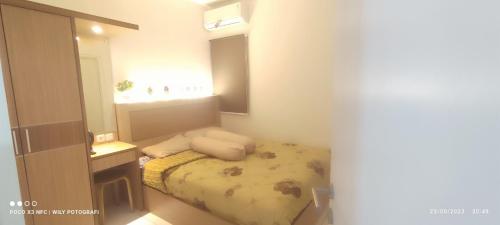 CITRA INN في Teko: غرفة نوم صغيرة مع سرير ومرآة