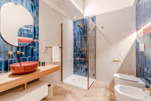 uma casa de banho com um lavatório e um chuveiro em Parco Ducale Design Rooms em Parma