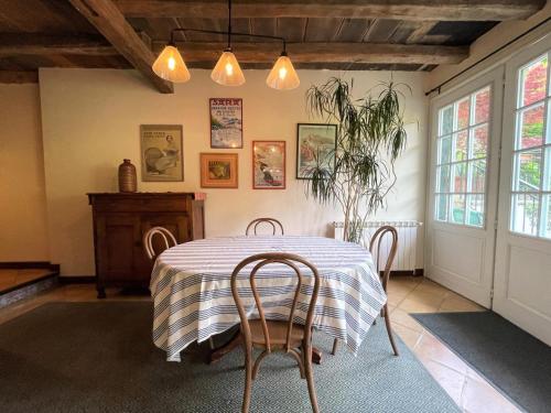 une salle à manger avec une table et des chaises dans l'établissement Zuhalmendi, à Sare