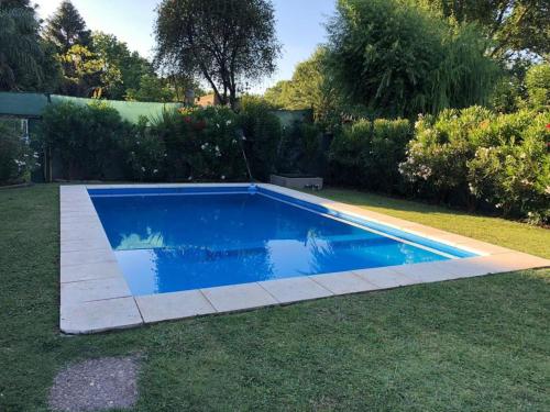 a small blue swimming pool in a yard at El Descanso in Roldán