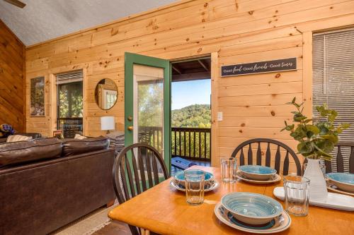 Posezení v ubytování King Beds, VIEWS, Fire Pit, Spa, No Fees, New, Private, Games