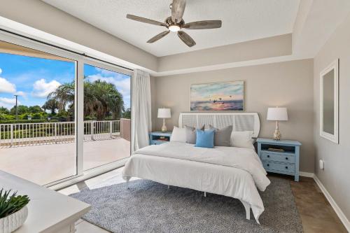 Postel nebo postele na pokoji v ubytování Oceanfront condo with large patio, direct water access, pool, central AC, & W/D
