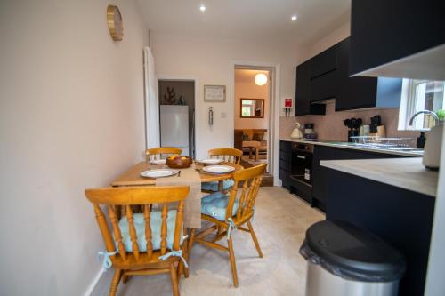 - une cuisine et une salle à manger avec une table et des chaises dans l'établissement Boursault Rose *4 Bed *WiFi *Canterbury, à Canterbury