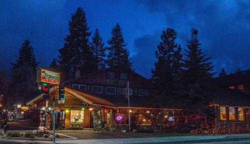 a restaurant at night with trees in the background at Robinhood Resort in Big Bear Lake