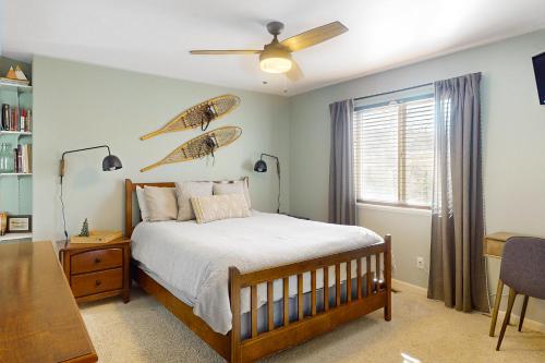 Un dormitorio con una cama y un ventilador de techo. en Salt Lick Sanctuary, en Silverthorne