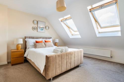 een slaapkamer met een groot bed en 2 ramen bij Grenadier House in Coventry