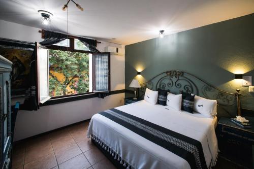 1 dormitorio con cama y ventana en Casa de los Frailes, en Oaxaca City