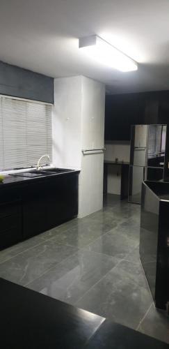 una cocina vacía con fregadero y nevera en The Concept, en Centurion