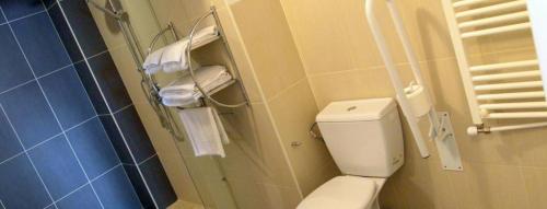 uma casa de banho com um WC branco e toalhas em HOTEL JW MENDOZA VIVAS em Calceta
