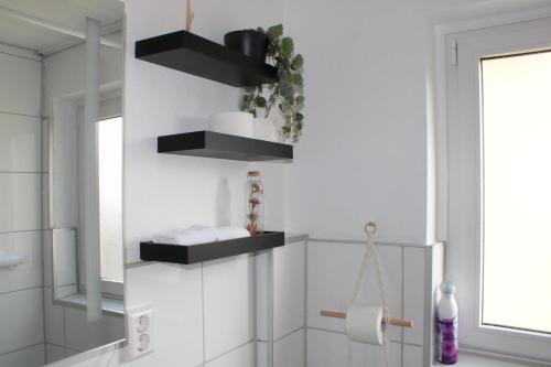 een badkamer met zwarte planken op de muur bij Wohlfühl & Schickes Apartment in Heilbronn