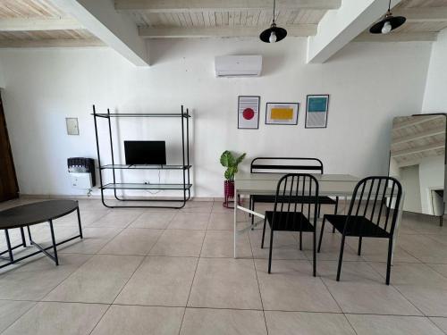Μια τηλεόραση ή/και κέντρο ψυχαγωγίας στο Amplio Departamento con estacionamiento