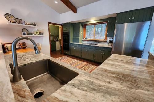 una cucina con lavandino e piano di lavoro di Birchwood Lakeview a Harbor Springs