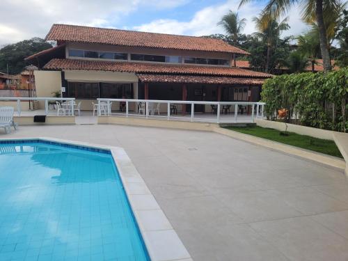 une piscine devant une maison dans l'établissement Centro de Búzios 2 quartos, à Búzios