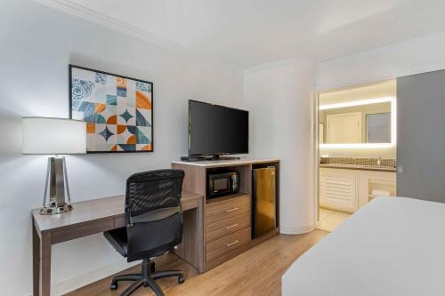 Телевизор и/или развлекательный центр в Best Western Plus Riviera