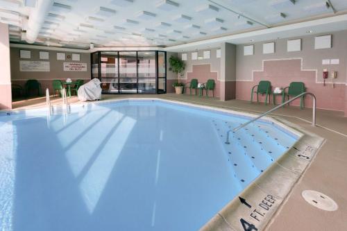 サイクストンにあるPear Tree Inn Sikestonの- 青い水のスイミングプール(客室内)