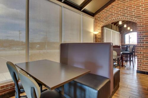 a dining room with a table and chairs at Drury Inn & Suites Poplar Bluff in Poplar Bluff