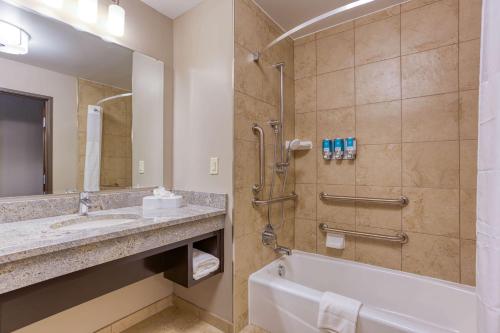 uma casa de banho com uma banheira, um lavatório e um chuveiro em Drury Inn & Suites Cincinnati Northeast Mason em Mason