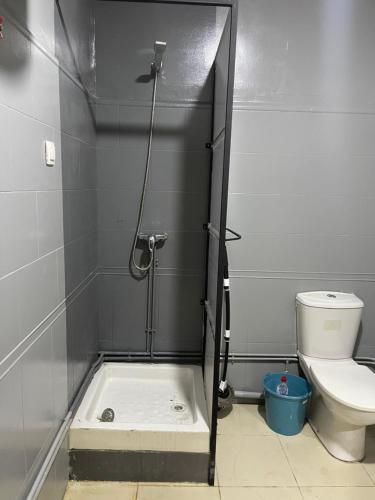 uma cabina de duche na casa de banho com WC em Appartement luve em Orã