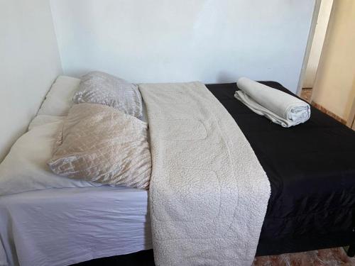 En eller flere senge i et værelse på Aconchegante Quarto Privativo no Coração do Rio