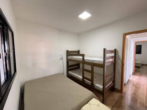 Habitación pequeña con 2 literas y ventana en Chácara pôr do sol en Socorro