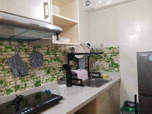 eine Küche mit einer Spüle und einer Arbeitsplatte in der Unterkunft Seawind Condominiums Tower 1,3,4,5 in Davao City