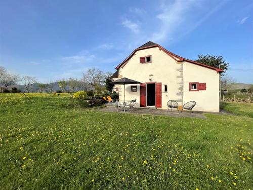 a house in a field with a grassy field at Parote txipia in Musculdy