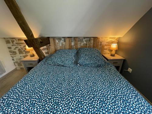 a bed in a room with two lamps on two tables at Parote txipia in Musculdy