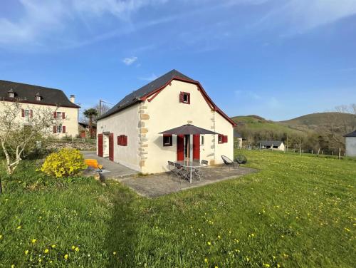 a white barn with red doors in a field at Parote txipia in Musculdy