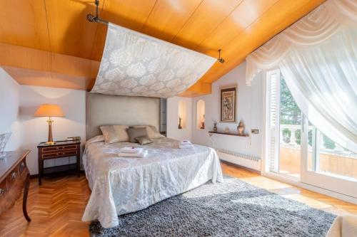 ein Schlafzimmer mit einem Bett und einem großen Fenster in der Unterkunft Casa Farré next Barcelona Center in Pallejá