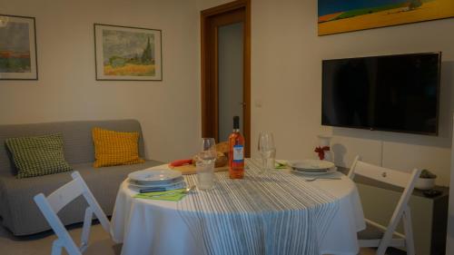 une table et des chaises avec une table blanche et un canapé dans l'établissement PICCI HOUSE, à Noale